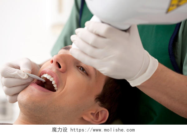 牙医准备照 x 光的年轻成人的牙齿